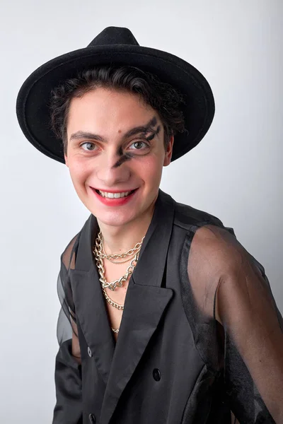 Emotivo Animado Gênero 20S Transexual Gay Homem Vestindo Colar Chapéu — Fotografia de Stock