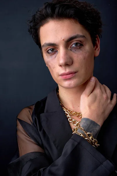 Ung Kaukasier Upprörd Elegant Gay Poserar Med Mascara Fläckig Gråt — Stockfoto