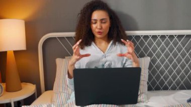 gülümseyen, motive olmuş duygusal esmer kız İngilizce dersi alıyor, İngilizce konuşma kulübüne katılıyor, açıklama yapıyor, duygularını paylaşıyor, en iyi arkadaşlarla sohbet ediyor, çevrimiçi arkadaşlık kuruyor.