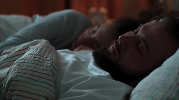 ครอบคร อนในห องนอน ภาพด านข สาม เสน นอนผ นอนท สะดวกสบาย — วีดีโอสต็อก