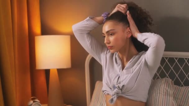 Wanita Cantik Serius Yang Melakukan Gaya Rambut Panjang Perempuan Membuat — Stok Video