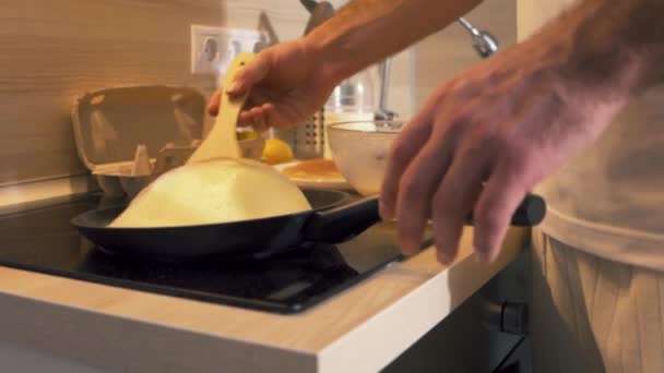 Adam Yemek Pişiriyor Krep Çeviriyor Yan Manzarayı Kapatıyor Yavaş Çekim — Stok video