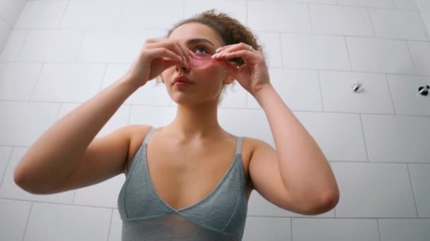 Primer Plano Chica Caucásica Sin Maquillaje Natural Mirando Espejo Mujer — Vídeos de Stock