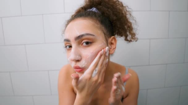 Chica Realizando Diariamente Procedimiento Facial Cuidado Piel Mujer Joven Está — Vídeos de Stock