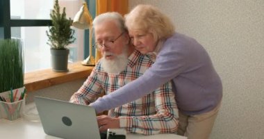 Emekli insanlar modern teknolojileri ev yaşamında kullanmayı öğreniyorlar. Boş zaman hobileri serbest. Serbest hobileri serbest çalışanlar kapalı alanda çalışıyor.