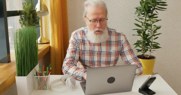 Velho Empresário Senta Mesa Digitando Trabalhando Laptop Enviando Mails Sms — Vídeo de Stock