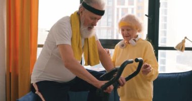 Emekli yaşlı bir kadın spor, sağlık ve tıbbi konseptte bisiklet sürerken sırtı ağrılı ve bitkin hissediyor. Olgun bir adam ona dokunuyor, karısı ona yardım ediyor.