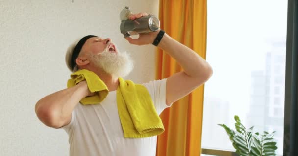 Homem Suado Envelhecido Bebendo Água Enquanto Fazendo Fitness Sala Estar — Vídeo de Stock