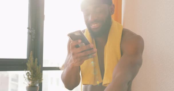 Улыбаясь Счастливый Мускулистый Подходит Черный Человек Серфинг Интернете Смотреть Фитнес — стоковое видео