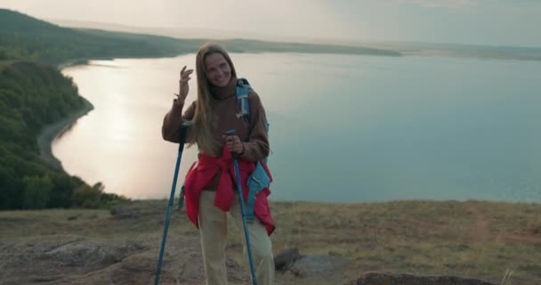 Улыбающаяся Счастливая Женщина Путешественник Туристов Палками Походы Вершину Пик Горной — стоковое видео