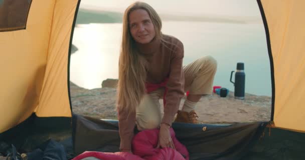 Glad Dam Förbereder Tält För Camping Par Stannade Nära Floden — Stockvideo