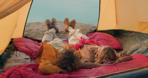 연인들 텐트에 휴가를 즐기고 가족들은 관광을 즐기고 여행은 천천히 이동하는 — 비디오