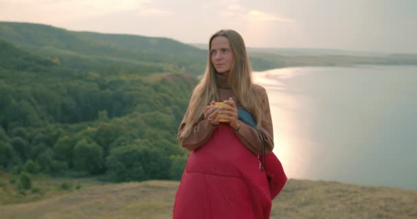 Sakin Sakin Kadın Elinde Sarı Kupayla Sıcak Çay Içer Manzaranın — Stok video