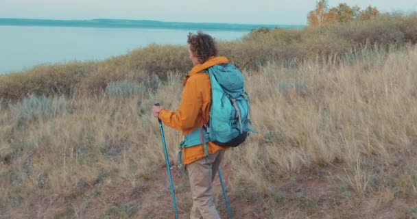 Zmęczony Aktywne Ambitny Człowiek Chodzenie Trekking Kije Stojące Szczycie Góry — Wideo stockowe