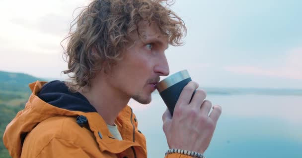 Mężczyzna Wędrowiec Stoi Brzegu Jeziora Górskiego Pijąc Gorącą Kawę Lub — Wideo stockowe