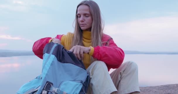 Kobieta Turysta Siedzi Szczycie Góry Odpoczywając Szukając Mapy Plecaku Widok — Wideo stockowe