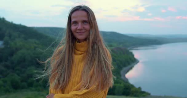 Hermosa Mujer Rubia Suéter Amarillo Pie Cima Colina Montaña Mirar — Vídeos de Stock
