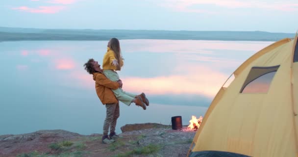 남자가 친구를 아름다운 산에서 즐거운 시간을 보내고 여자가 긴장을 휴식을 — 비디오