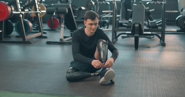 Gülümseyen Sporcu Spor Salonunda Antrenman Yapacak Engelli Erkek Sporcu Bacak — Stok video