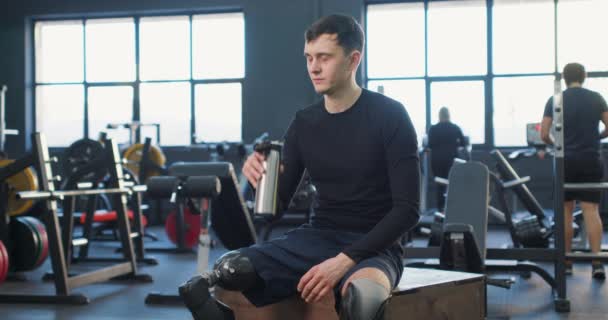 Stilig Handikappad Idrottsman Med Protesben Sitter Gym Dricksvatten Hålla Flaska — Stockvideo