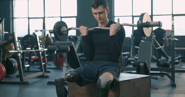 Визначений Чоловік Інвалідністю Працює Спортзалі Повільний Рух Хлопець Артефакторіальними Біонічними — стокове відео