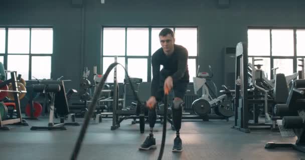 Mladý Motivovaný Aktivní Zdravotně Postižený Muž Používající Bojová Lana Tělocvičně — Stock video