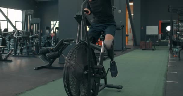 Disabled Active Man Using Cycling Machine Guy Artifical Legs Having — Stock Video