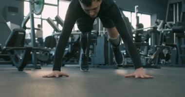 Kendine güveni tam, protezli sporcu spor merkezi dayanıklılığında çalışıyor, irade gücü asla vazgeçmiyor, motivasyonu yüksek yakışıklı adam spor salonunda şınav çekiyor.