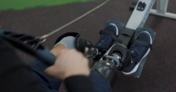 Homem Com Deficiência Com Pernas Artificais Preparando Para Jogos Paralímpicos — Vídeo de Stock
