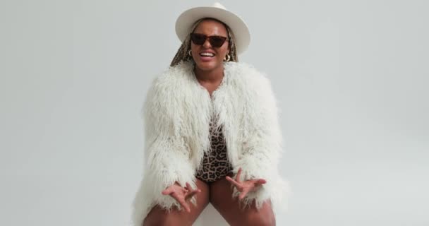 Moda Kıyafetleri Içinde Duygusal Yetenekli Amerikalı Şarkıcı Stüdyoda Gösteri Yapıyor — Stok video