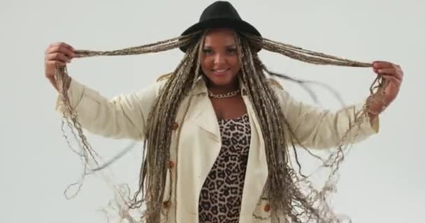 Χαρούμενη Αφροαμερικανή Γυναίκα Αφρο Πλεξούδες Χαμογελώντας Και Αγγίζοντας Μαλλιά Κοιτάζοντας — Αρχείο Βίντεο