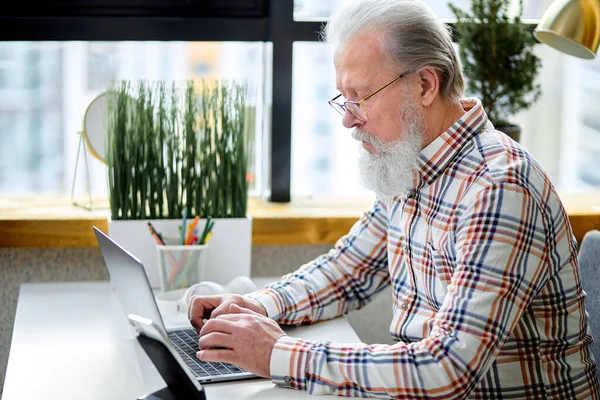 Серьезный Пожилой Человек Помощью Ноутбука Проверяет Новости Электронной Почты Онлайн — стоковое фото