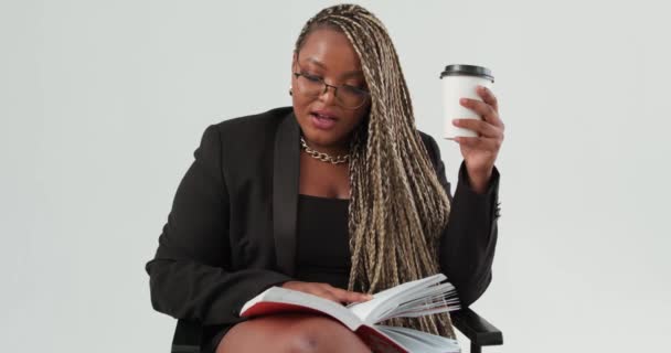 Надмірна Вага Емоційної Допитливої Елегантної Жінки Чорному Стильному Формальному Одязі — стокове відео