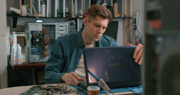 Pemuda Yang Sedang Duduk Meja Membuka Komputer Mencari Masalah Menutupnya — Stok Video