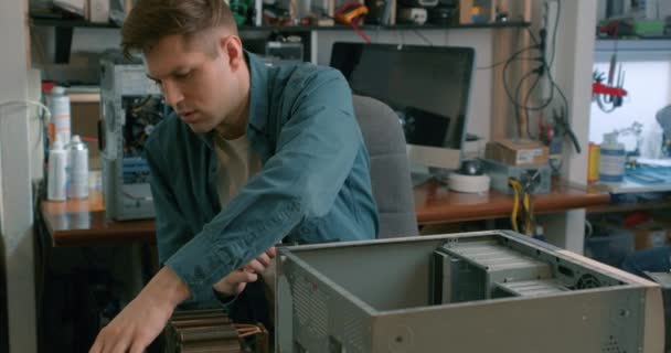 Νέος Επαγγελματικός Ηλεκτρονικός Κύριος Επισκευάζει Σύστημα Φραγμός Περίπτωση Πλαισίου Υπολογιστή — Αρχείο Βίντεο