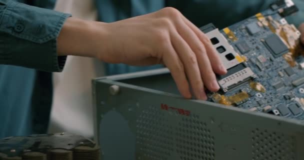 Techniker Repariert Computersystem Block Service Center Slow Motion Science Technologie — Stockvideo
