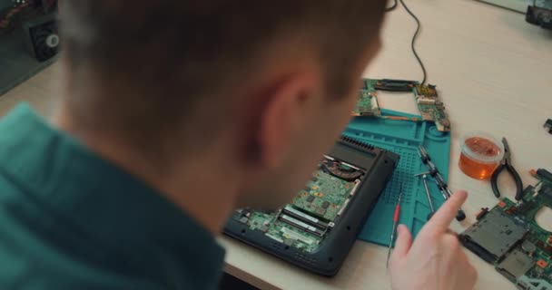 Jovem Apoiar Corrigir Problemas Gadgets Serviço Computador Reparação Laptop Desmontagem — Vídeo de Stock
