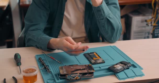 Jonge Meester Repareert Een Smartphone Een Servicecentrum Close Slow Motion — Stockvideo