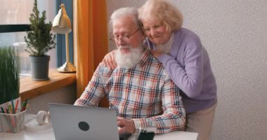 Mutlu, emekli erkek, kızıyla ya da oğluyla sohbet eden bir çift. Covid-19 ailesi oturma odasında vakit geçirir. İnternetten internete bakar, internetten eğitim alır.