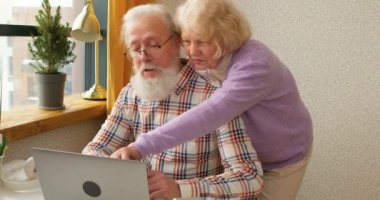 Olgun gri saçlı erkek kadın evde boş vakitlerin tadını çıkarıyor, büyükannem ekranı gösteriyor, satış ticareti yapıyor. Son sınıf öğrencisi bir kadın internet sitesinden ecommerce alışverişi yaparak sigorta yaptırıyor. Kara Cuma