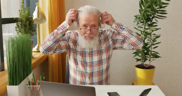 Pohledný Starší Muž Který Nasazuje Sluchátka Která Účastní Online Webináře — Stock video