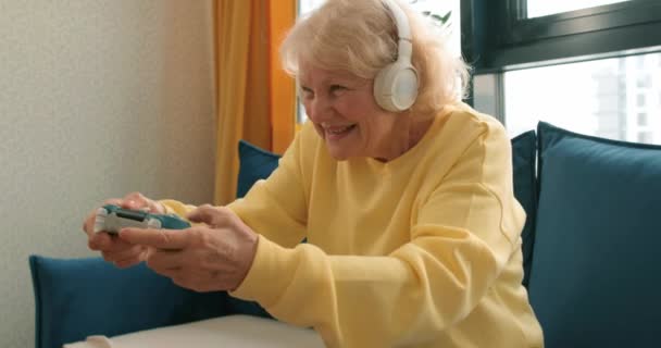 Смешная Европейская Пожилая Улыбающаяся Женщина Седыми Волосами Джойстиком Играть Онлайн — стоковое видео