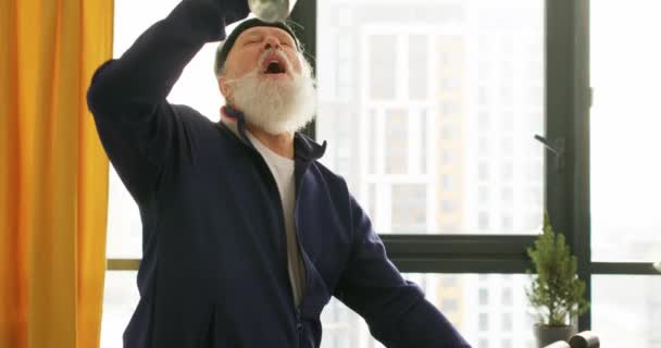 Sedento Cansado Suado Velho Aposentado Homem Bebendo Água Sorrindo Para — Vídeo de Stock