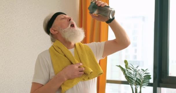 Ajuste Homem Sênior Ativo Sedento Que Bebe Água Antes Correr — Vídeo de Stock