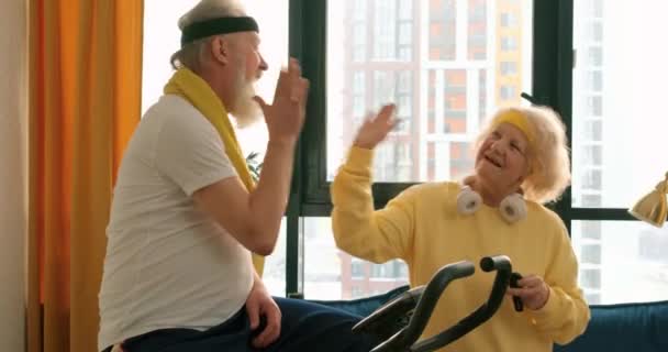 Aufgeregte Emotional Aktive Alte Menschen Die Hause Mit Dem Fahrrad — Stockvideo