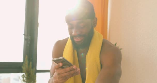 Sexy Afroamerykanin Bez Koszulki Żółtym Ręcznikiem Ramieniu Czatujący Przyjaciółmi Skupiony — Wideo stockowe
