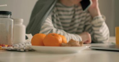 Hasta, hayal kırıklığına uğramış, kızıl saçlı bir kız arkadaşını, ailesini, doktorunu arayıp korkunç hastalığından yakınıyor, sohbeti kapıyor, ağır çekim sohbet ediyor.