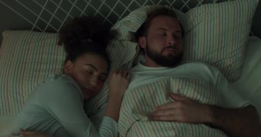 Güzel bir kadın elini sakallı kocaya koyuyor geceleri uyuyor, sağlık ve vücut bakımı yapıyor.