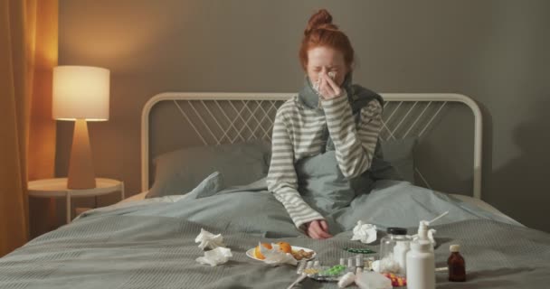 감기에 머리젊은 바람에 감기에 걸렸습니다 침대에 감기에 걸렸고 문제가 소녀가 — 비디오