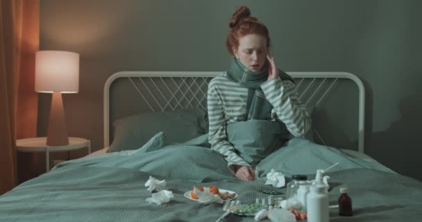 Boldogtalan Sápadt Vörös Hajú Lány Ágyon Keres Tablettákat Fájdalomcsillapítókat Mérési — Stock videók